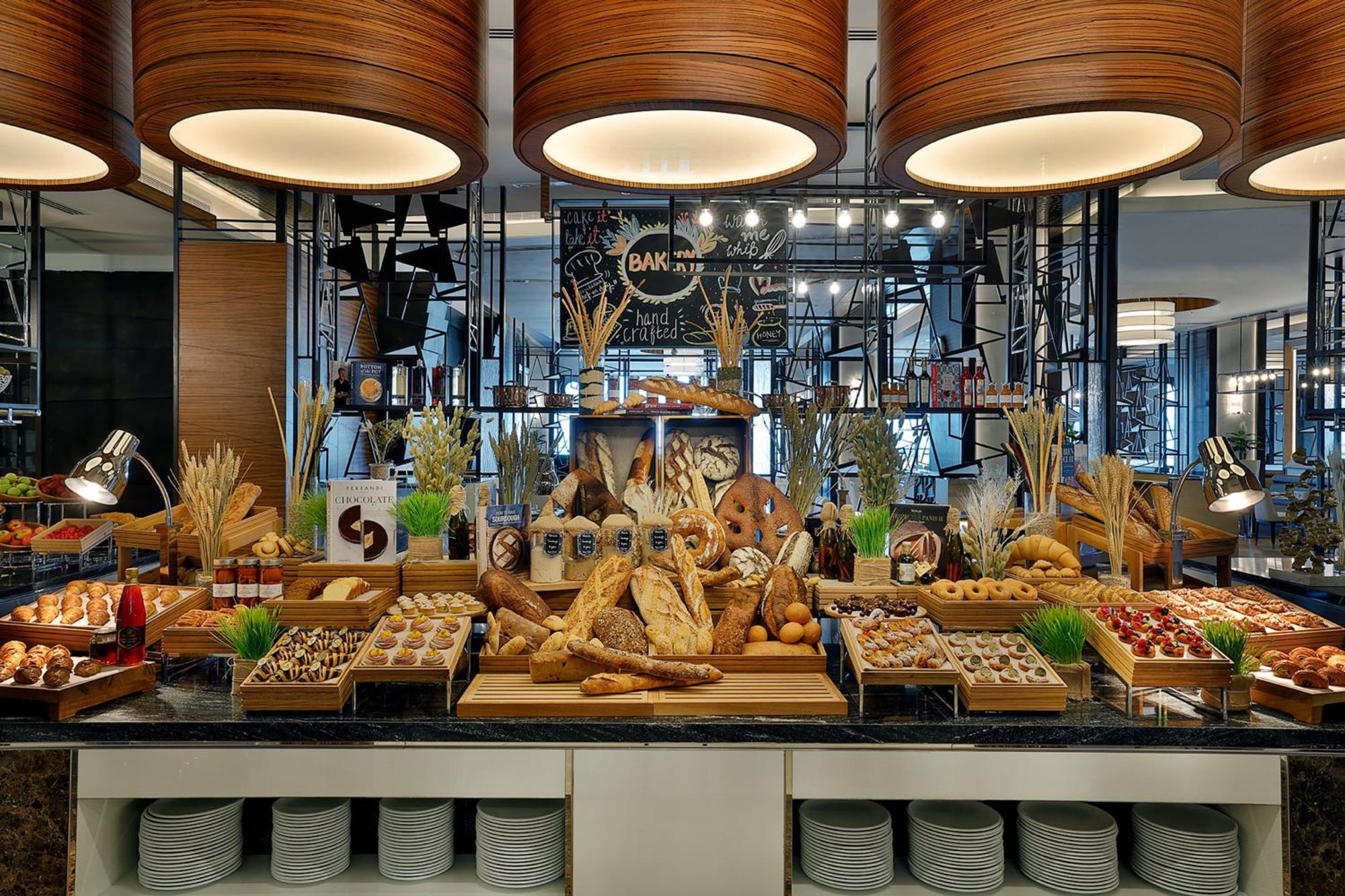 Hilton Dubai Palm Jumeirah Exterior foto Bread station at a buffet